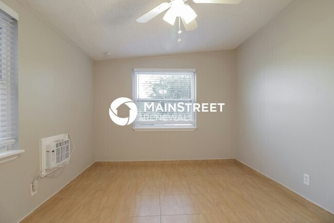 Building Photo - 4 Bedroom Pet-Friendly Home in Orlando, FL with Main Street Renewal