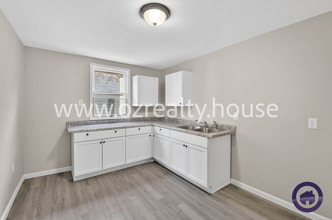 Building Photo - 160 Bronson Ave