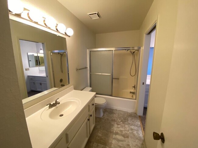 Building Photo - Large Condo near Freeway Access!