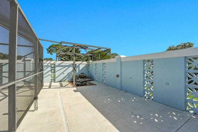 Building Photo - 154 SE Naranja Ave