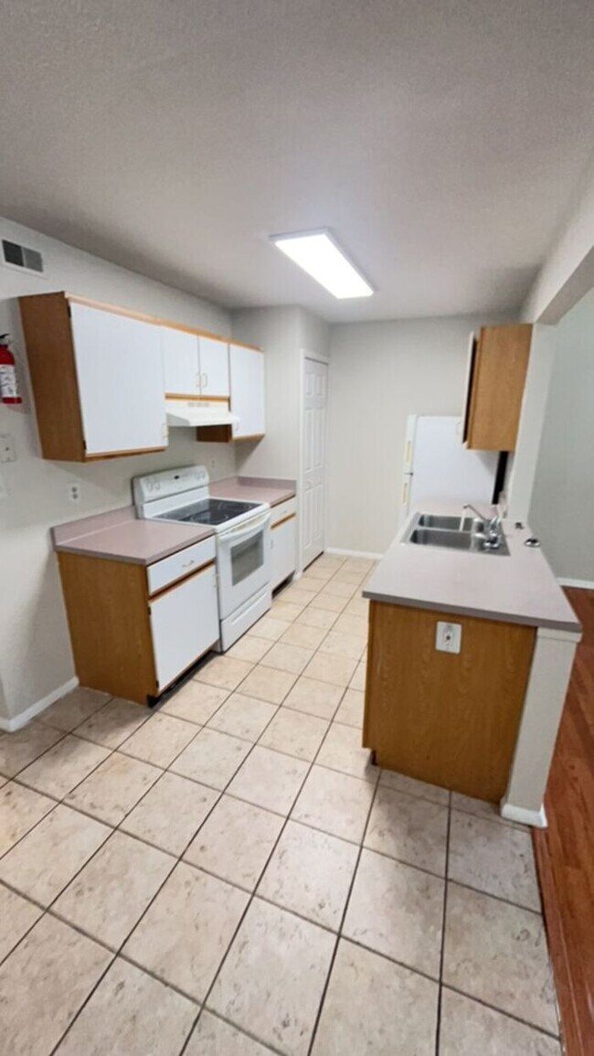 Building Photo - 2Br/2Ba Townhome in the J-town/Ferncreek area