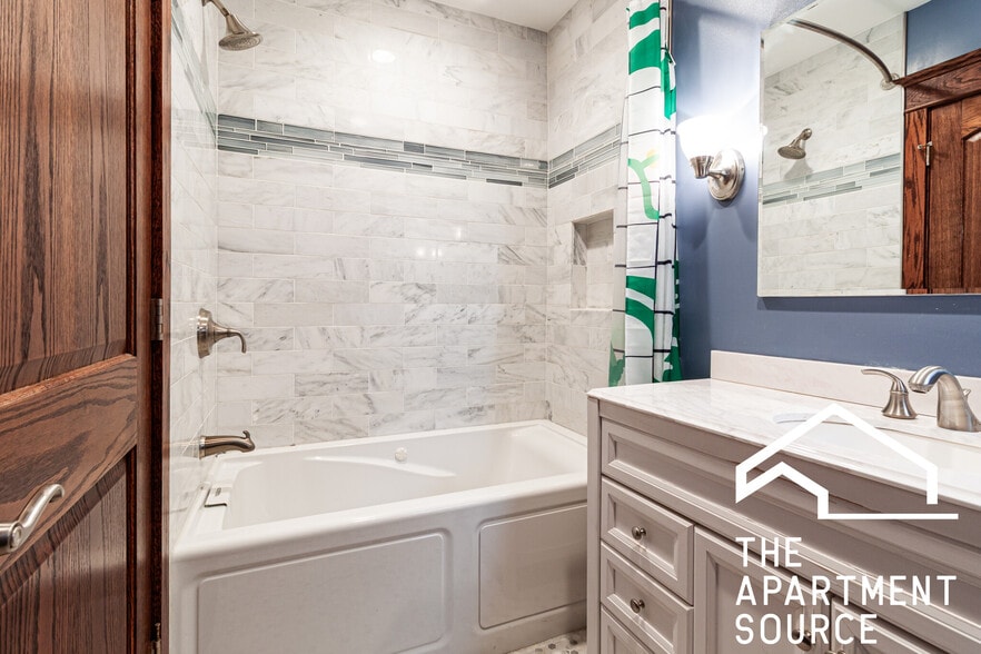 Building Photo - 1019 W Oakdale Ave