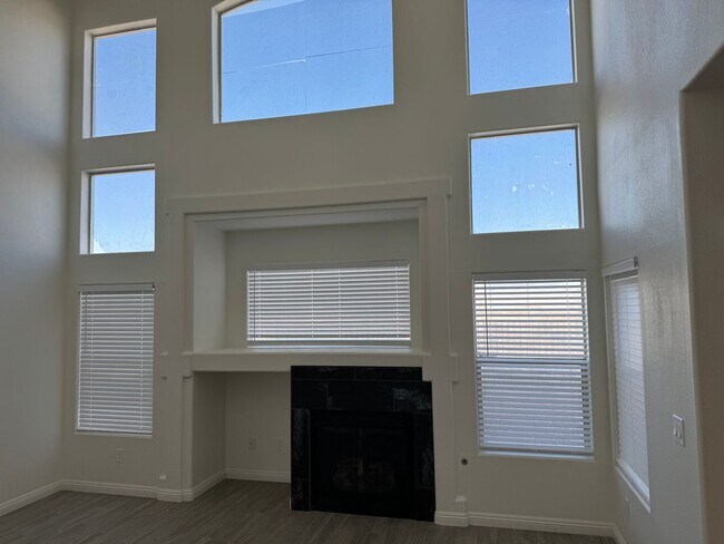 Building Photo - New flooring and kitchen. No neigbors behi...