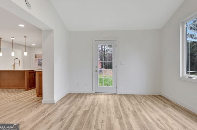 Building Photo - 183 Pine St NE