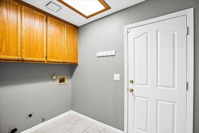 Building Photo - Lovely 3 Bedroom/2 Bath Home Located in Lodi Ca