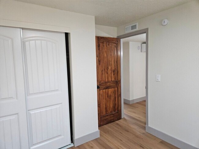 Building Photo - 3Bd/1.5Ba Single Story Home - For viewing!