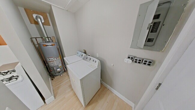 Building Photo - "4-Bedroom Home on Maple Street – Cozy Living Awaits in Roseville!"