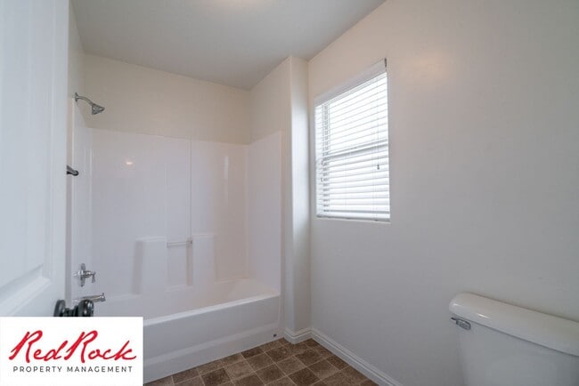 Building Photo - DOG-FRIENDLY 4 Bedroom Townhome with INTERNET INCLUDED!