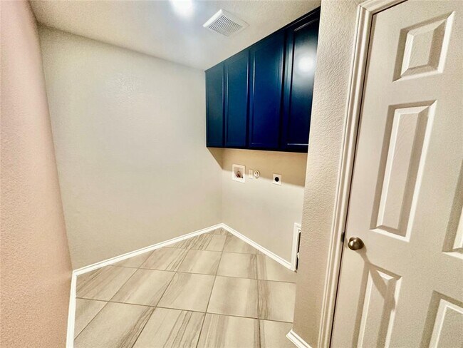 Building Photo - 102 Schuylerville Dr