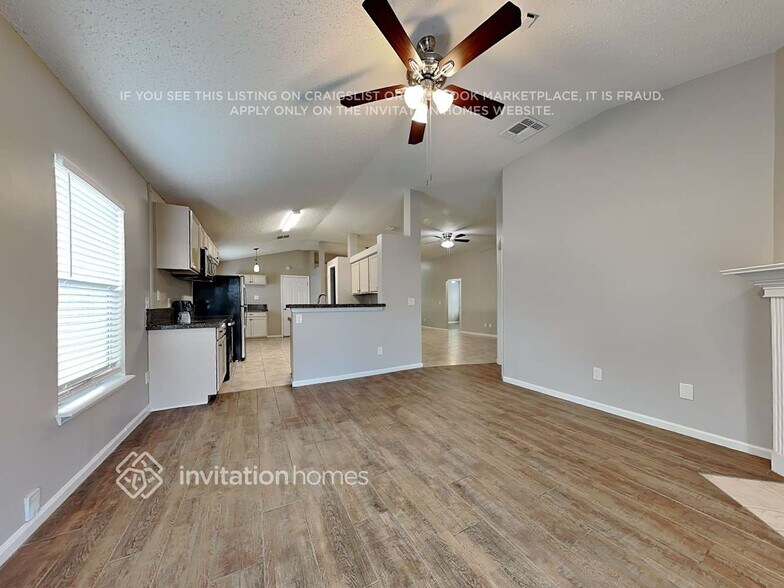 Building Photo - 1800 Northglen Cir