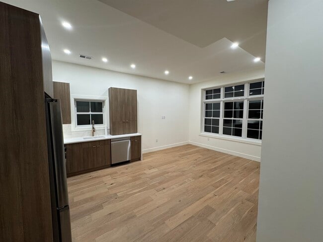 Building Photo - 92 E 27th St