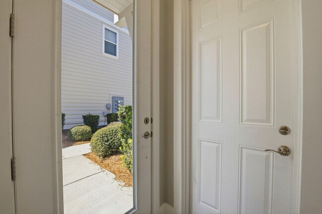 Building Photo - 26 E Pine Lands Lp