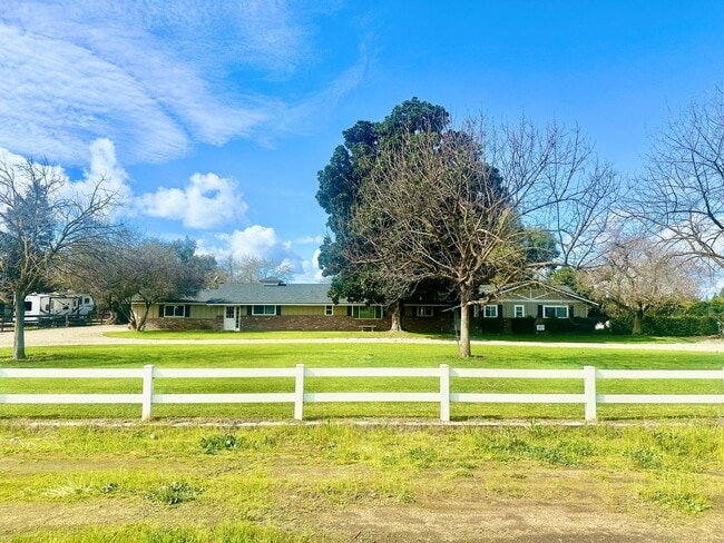Building Photo - Gorgeous 4/3 Country Estate with 2000sf Barn