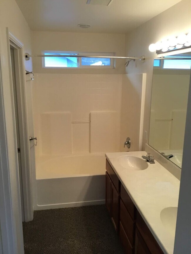 Building Photo - 3 Bedroom Home in Bethel-Danebo Area