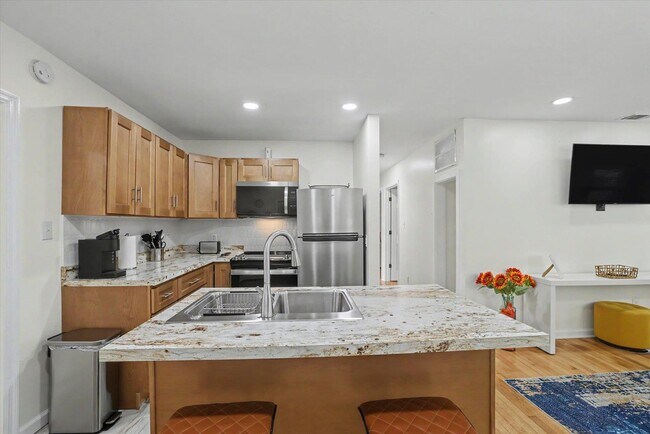 Building Photo - 713 Stafford St