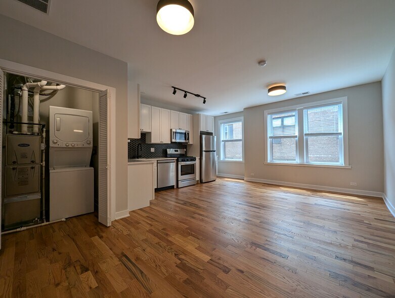 Building Photo - 650 W Wrightwood Ave