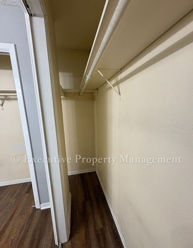 Building Photo - 410 Jeffrey