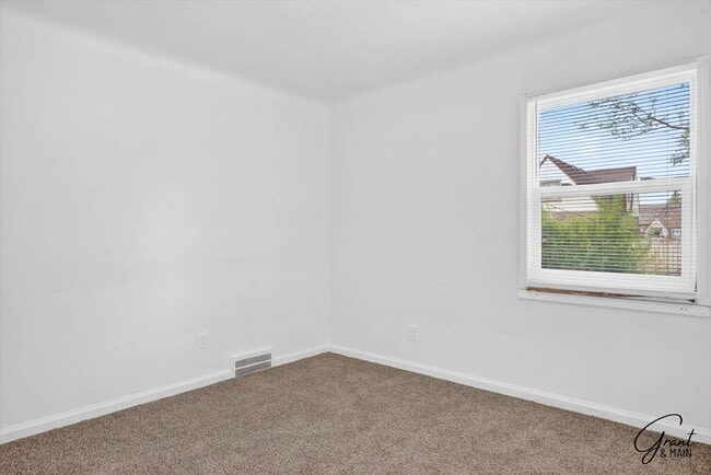 Building Photo - 3 bedroom bungalow - $1200