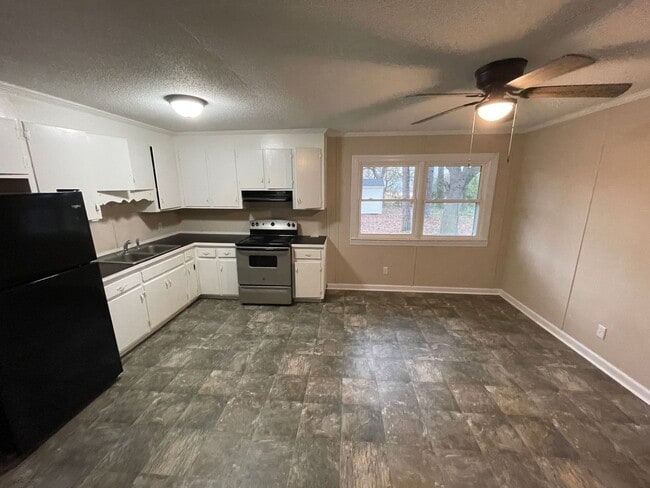 Building Photo - 4 Bedroom Brick House - Vouchers Accepted