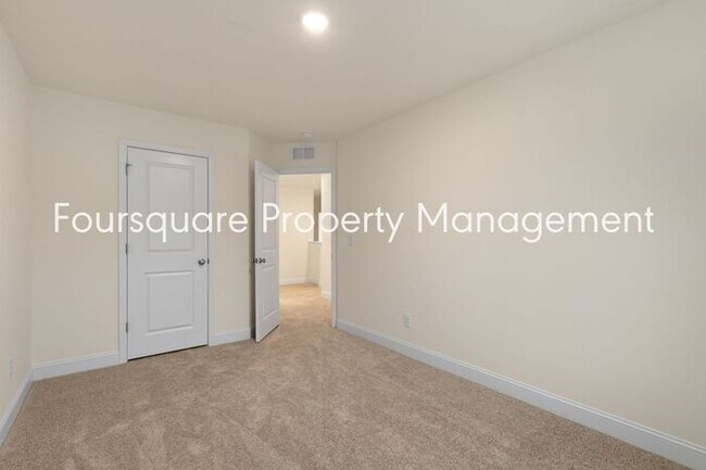 Building Photo - Townhome! | Back Patio with Privacy Fence|...