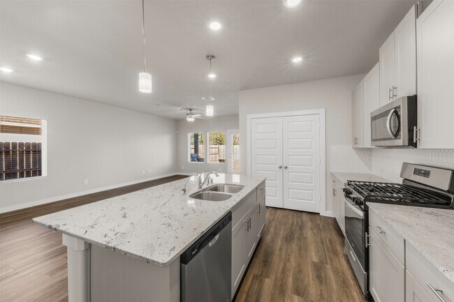 Building Photo - 38746 Yellowstone Dr