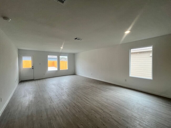 Building Photo - Charming 3 Bedroom/2 Bath Home *St. Hedwig...