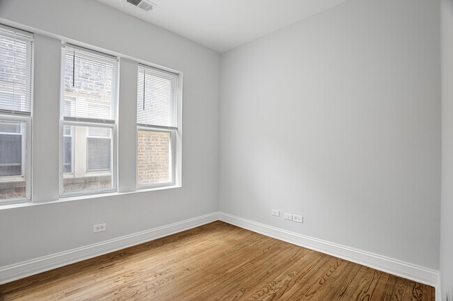 Building Photo - 7324 N Damen Ave