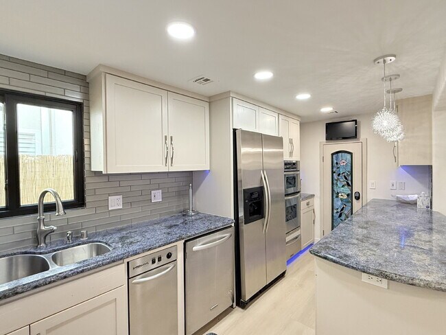 Building Photo - Experience Luxury at Windansea Beach: with...