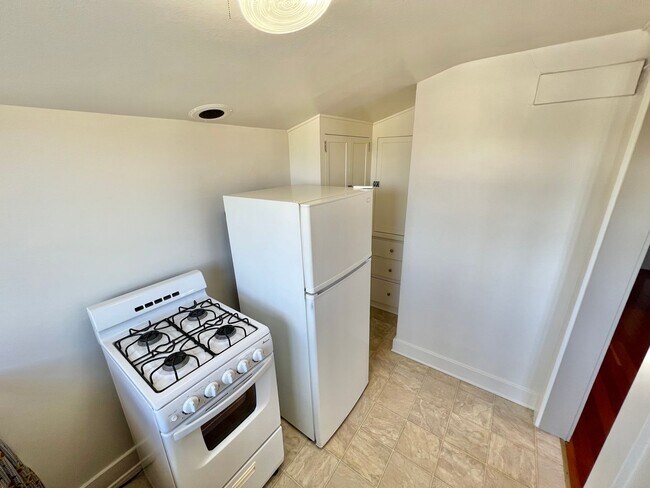 Building Photo - Historic Bluff Park 1BD Retreat | Top Floor Vintage Gem