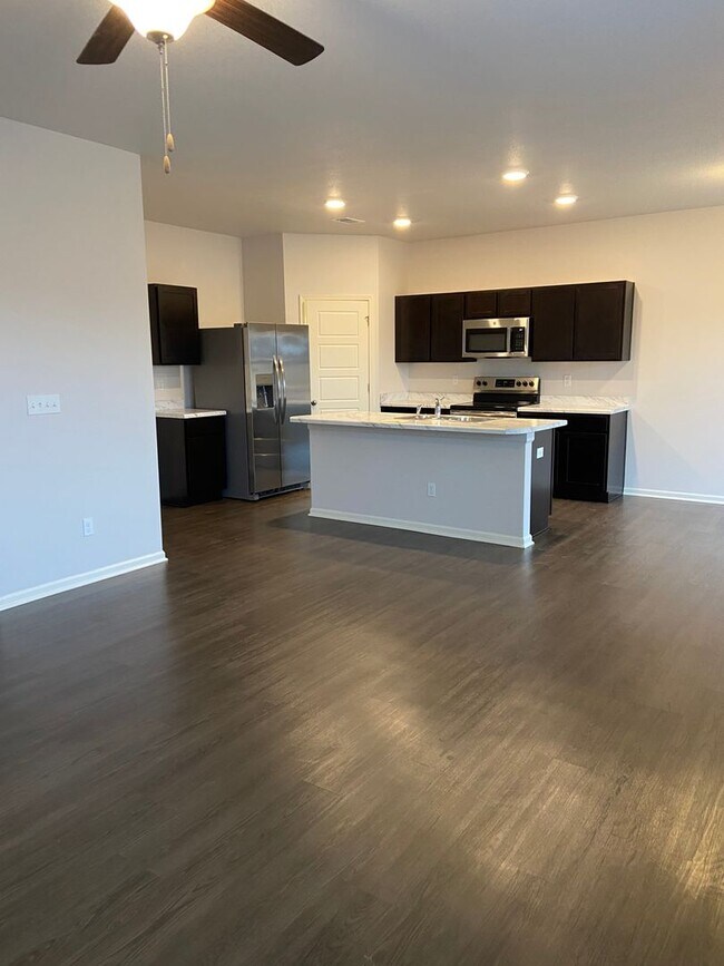 Building Photo - Modern Spring Hill Living | 3 Bed, 2.5 Bath Home with Loft, Open Floor Plan & Privacy Fence!