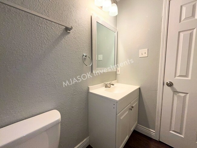 Building Photo - 2709 NW Hilltop Dr
