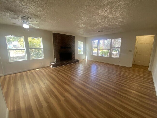 Building Photo - 310 Gregory Dr