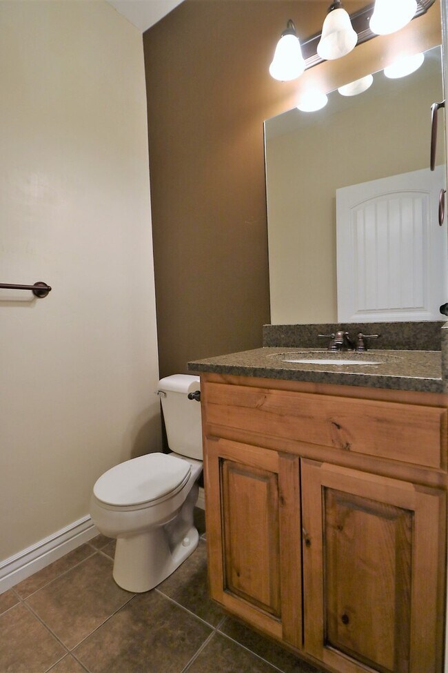 Building Photo - Beautiful Harvest Park Mapleton Townhouse
