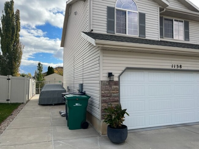 Building Photo - Beautifully updated home with fenced backyard