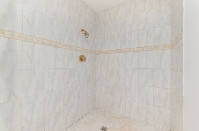 Building Photo - MOVE-IN READY!