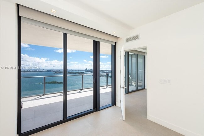 Building Photo - 700 NE 24th St