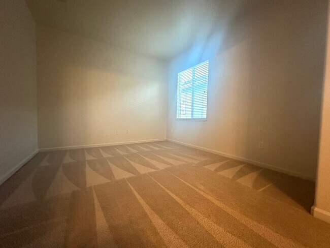 Building Photo - Reduced Price! Spacious 5 Bed, 3 Bath home...