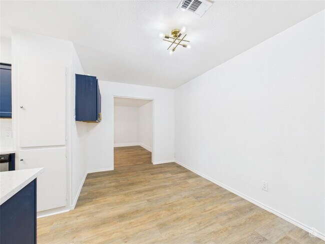 Building Photo - 5809 Glenhollow Path