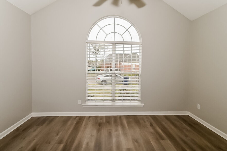 Building Photo - 7077 Queens Crown Ct