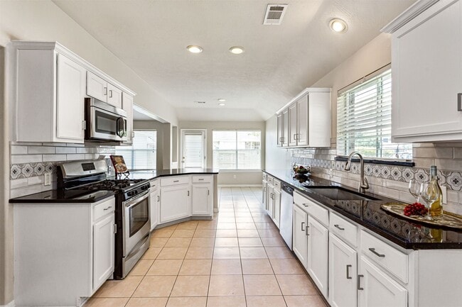 Building Photo - 3131 Stratford Pointe Dr