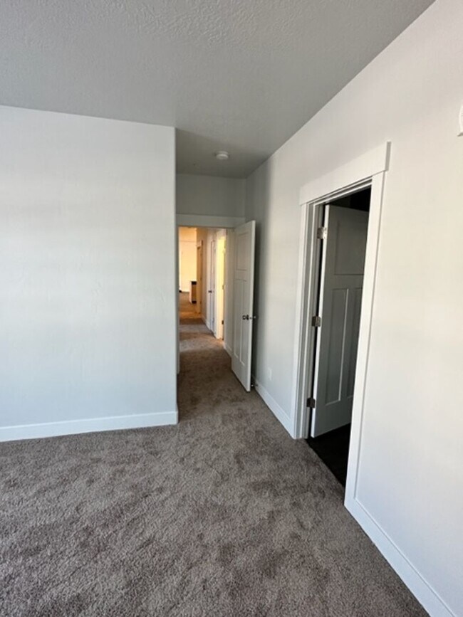 Building Photo - Gorgeous Condo!