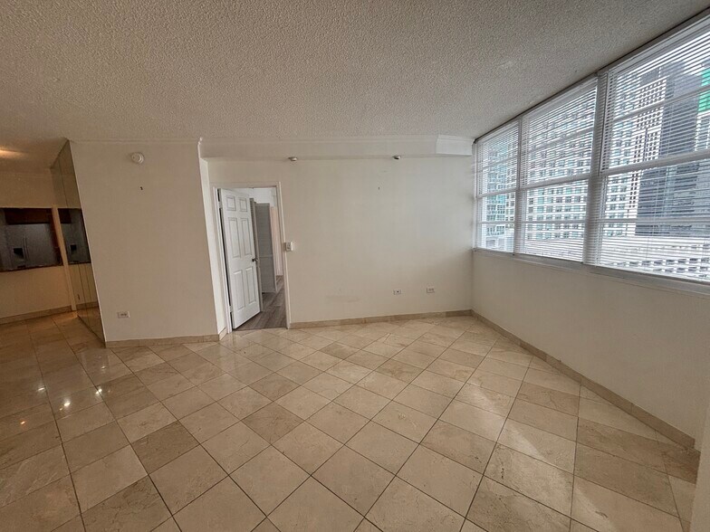 Building Photo - 999 Brickell Bay Dr