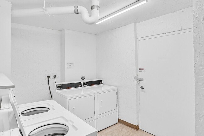 Building Photo - 525 N Ocean Blvd