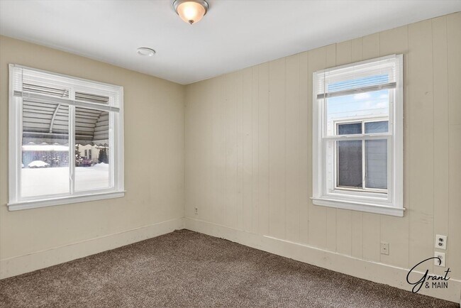 Building Photo - 3 Bedroom Bungalow - $1300