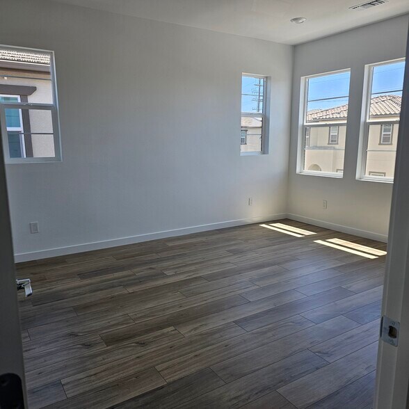Masters bedroom - 415 Willow Run Ln