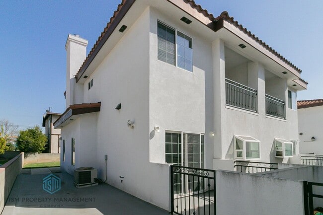 Building Photo - 2 Bed 2.5 Bath Townhouse in Prime Location of Amhambra