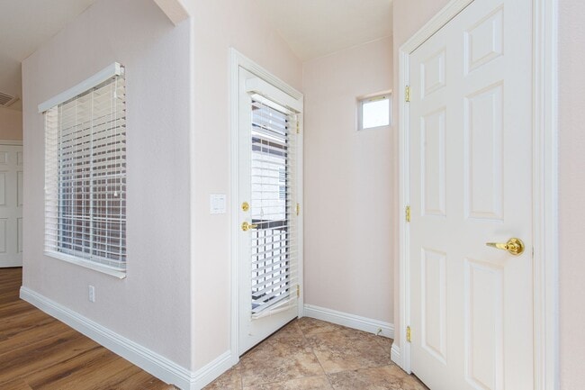 Building Photo - HUGE 5 BEDROOM, 3 BATH 2 STORY HOME IN GATED COMMUNITY NEAR SOUTHERN HIGHLANDS