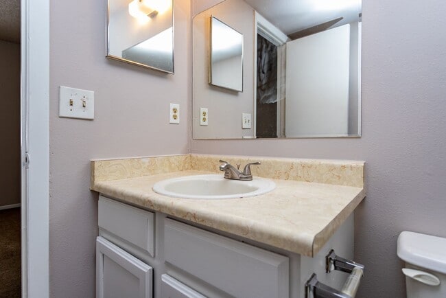 Building Photo - Inviting 2-Bed, 2-Bath in a Quiet 6-Plex