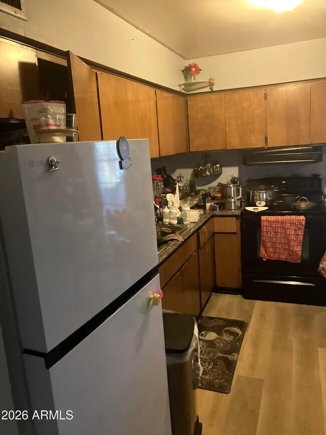 Building Photo - 4214 W Lewis Ave