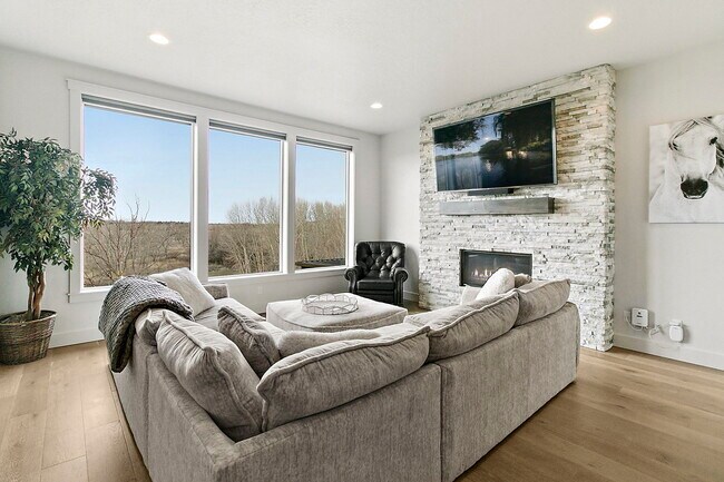 Building Photo - 6777 E Warm Springs Ave